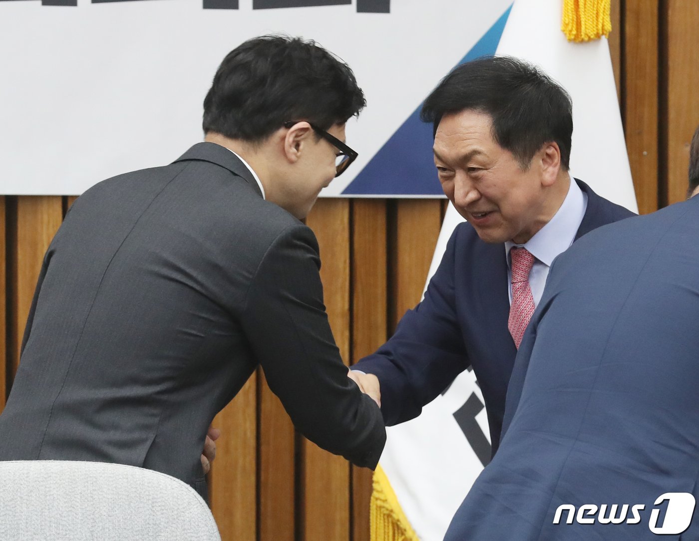 김기현 국민의힘 대표와 한동훈 법무 장관이 21일 오후 서울 여의도 국회에서 열린 &#39;마약류 관리 종합대책 관련 당정협의회&#39;에서 인사를 나누고 있다. 2023.4.21/뉴스1 ⓒ News1 송원영 기자