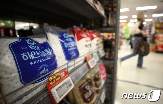 국제 설탕 가격이 수요 증가와 이상 기후에 따른 작황 부진 등으로 11년 만에 최고 수준으로 치솟고 있는 가운데 21일 서울 시내 대형마트에 설탕이 진열돼 있다. 2023.4.21/뉴스1 © News1 김민지 기자