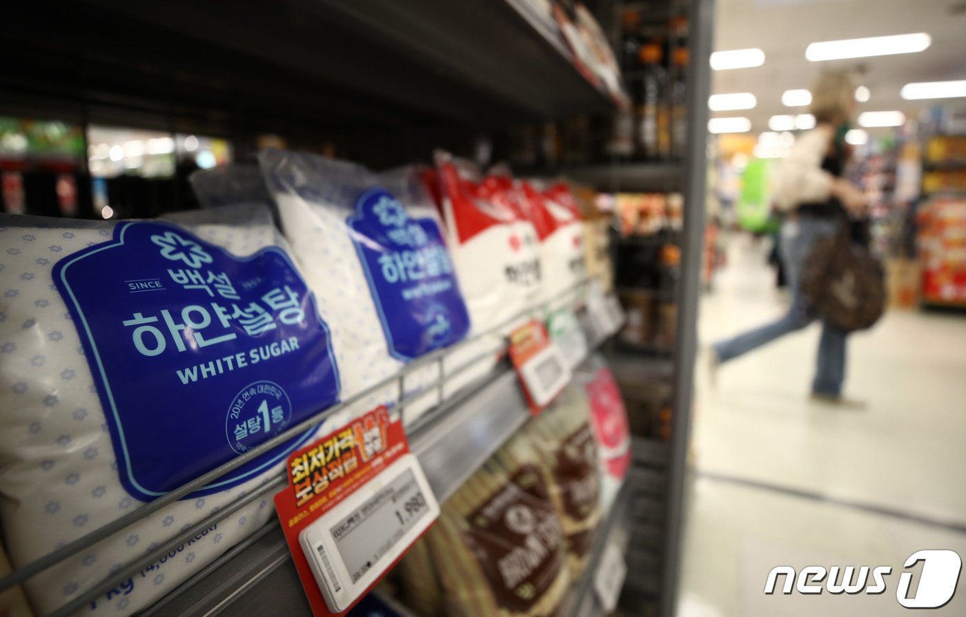 본문 이미지 - 국제 설탕 가격이 수요 증가와 이상 기후에 따른 작황 부진 등으로 11년 만에 최고 수준으로 치솟고 있는 가운데 21일 서울 시내 대형마트에 설탕이 진열돼 있다. 2023.4.21/뉴스1 ⓒ News1 김민지 기자