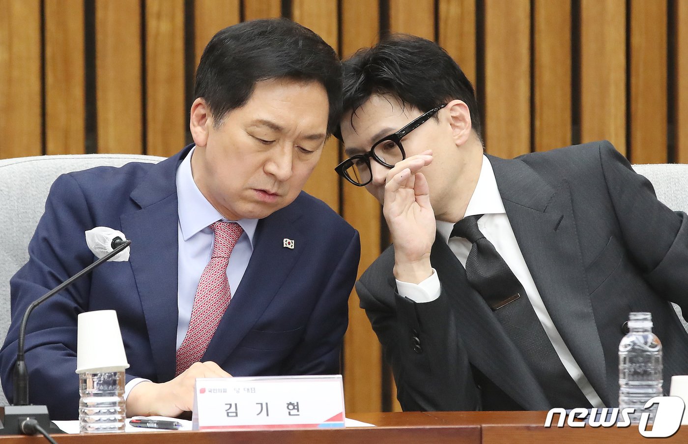 본문 이미지 - 김기현 국민의힘 대표와 한동훈 법무부 장관이 21일 오후 서울 여의도 국회 의원회관에서 열린 마약류 관리 종합대책 관련 당·정협의회에서 대화를 나누고 있다. 2023.4.21/뉴스1 ⓒ News1 임세영 기자