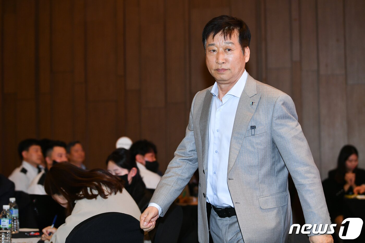 본문 이미지 - 1순위 지명권을 얻은 김호철 IBK기업은행 감독이 21일 오후 서울 상암동 스탠포드 호텔에서 열린 2023 한국배구연맹(KOVO) 여자 아시아쿼터 드래프트에서 단상으로 향하고 있다. 이날 김 감독은 태국 국가대표 폰푼 게드파르드를 1순위 지명했다. (한국배구연맹 제공) 2023.4.21/뉴스1