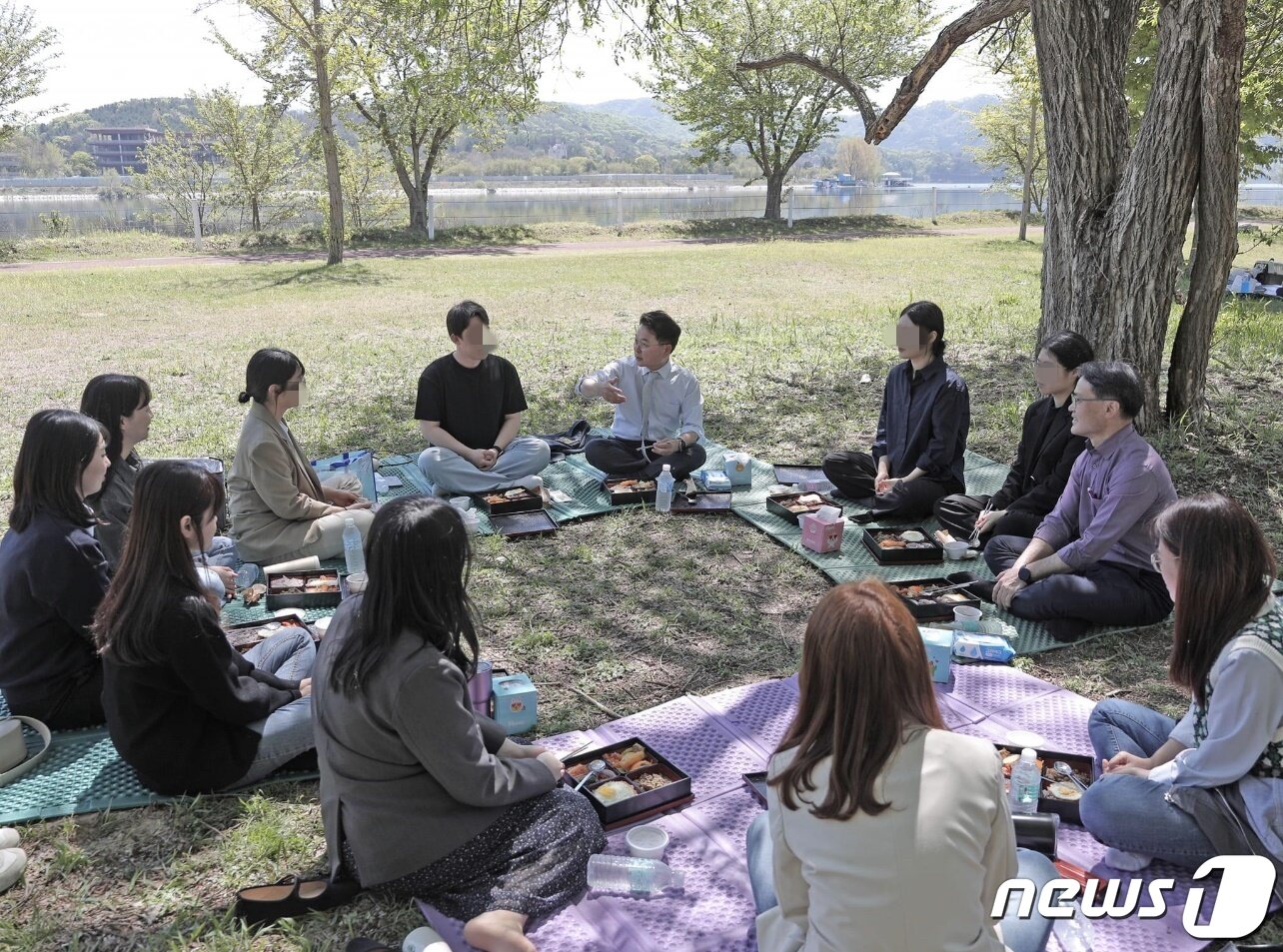 본문 이미지 - MZ 공무원들과 점심시간 도시락 미팅에 나선 육동한 춘천시장.(육동한 시장 SNS캡처)