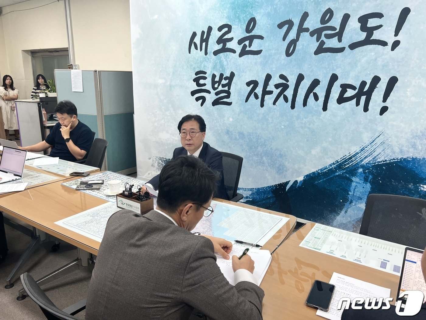 본문 이미지 - 김한수 강원도기획조정실장이 21일 도청 기자실에서 긴급 기자간담회를 열고 동해안권경제자유구역 망상1지구 감사 계획에 대해 발표하고 있다.2023.4.21 한귀섭 기자