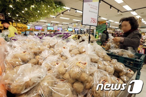 본문 이미지 - 서울 이마트 용산점에서 고객이 감자를 살펴보고 있다. ⓒ News1 이광호 기자