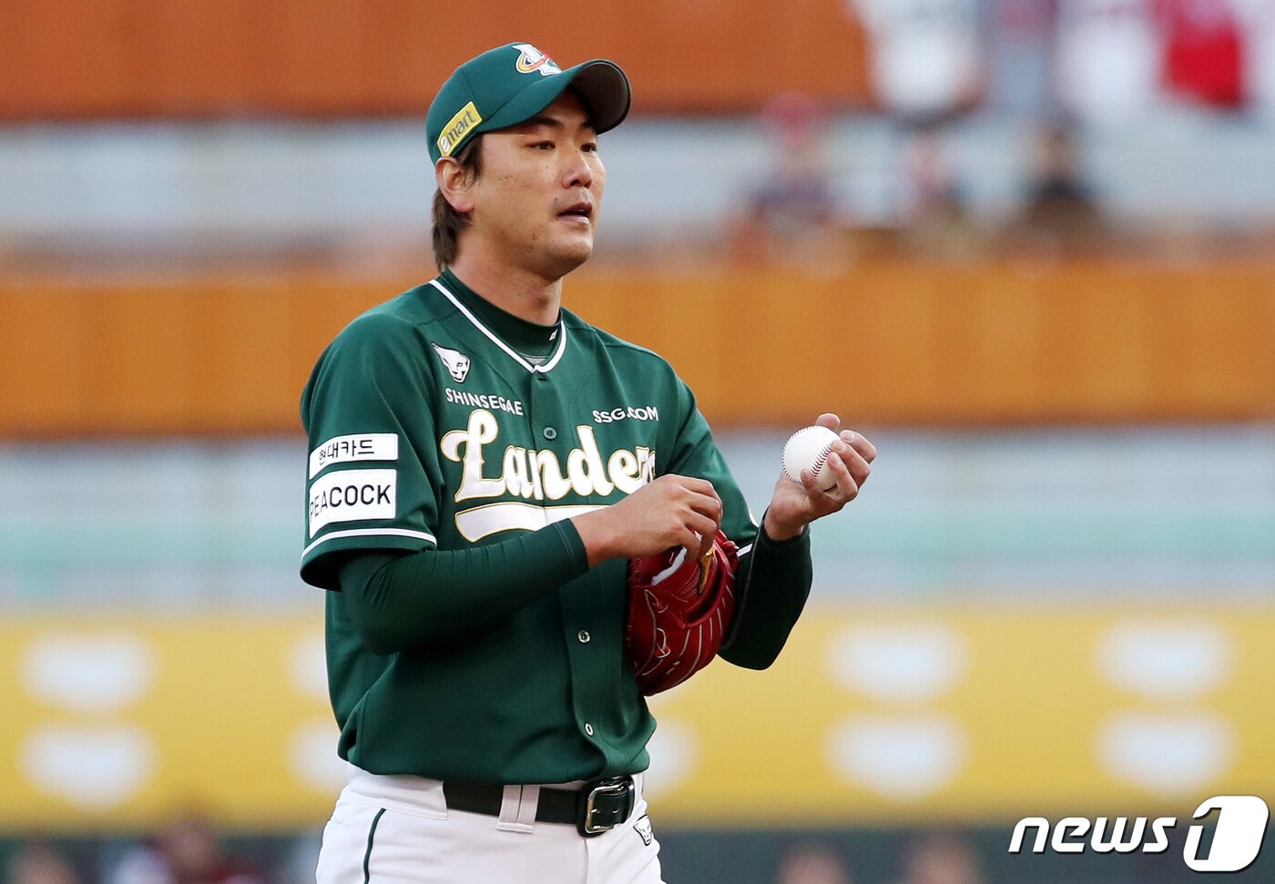 본문 이미지 - 21일 오후 인천 SSG랜더스필드에서 열린 프로야구 '신한은행 SOL 2023 KBO리그' 키움 히어로즈와 SSG 랜더스의 경기에서 SSG 선발투수 김광현이 타석을 바라보고 있다. 2023.4.21/뉴스1 ⓒ News1 구윤성 기자