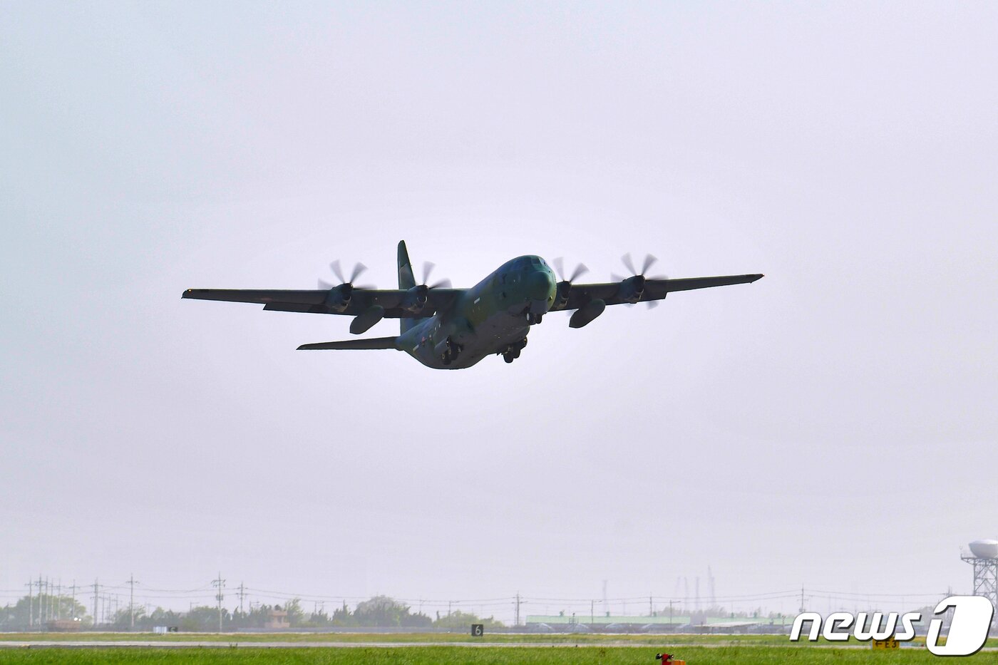 본문 이미지 - 공군 C-130J 수송기. (국방부 제공) 2023.4.21/뉴스1