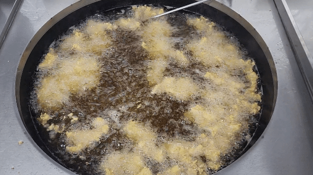 본문 이미지 - 21일 오후 서울 강남구 노랑통닭 본사에서 치킨을 튀기는 모습.2023.04.21/뉴스1 ⓒ News1 이상학기자