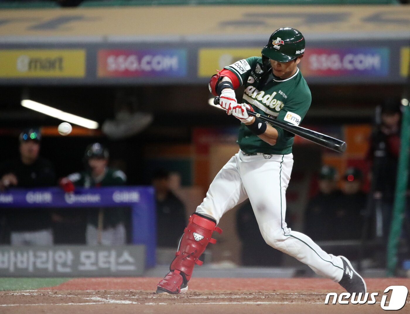 본문 이미지 - 21일 오후 인천 SSG랜더스필드에서 열린 프로야구 &#39;신한은행 SOL 2023 KBO리그&#39; 키움 히어로즈와 SSG 랜더스의 경기에서 SSG의 7회말 1사 2루 상황때 김민식이 1타점 적시타를 치고 있다. 2023.4.21/뉴스1 ⓒ News1 구윤성 기자