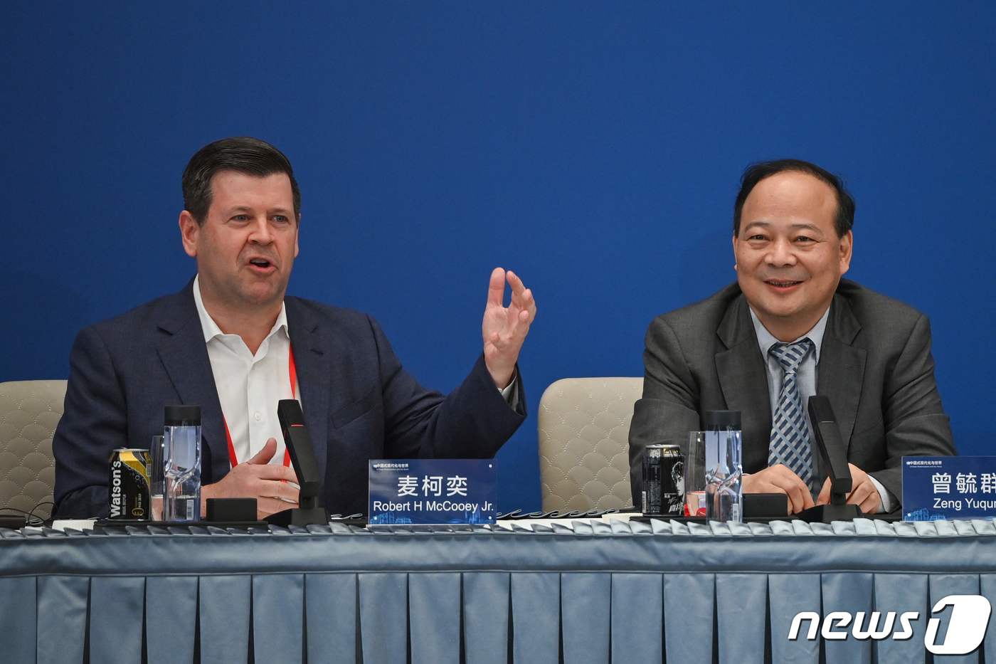 (상하이 AFP=뉴스1) 우동명 기자 = 쩡위친 CATL 회장과 로버트 맥쿠이 미국 나스닥 부사장이 21일 (현지시간) 상하이에서 열린 란팅 포럼에 참석을 하고 있다.ⓒ AFP=뉴 …