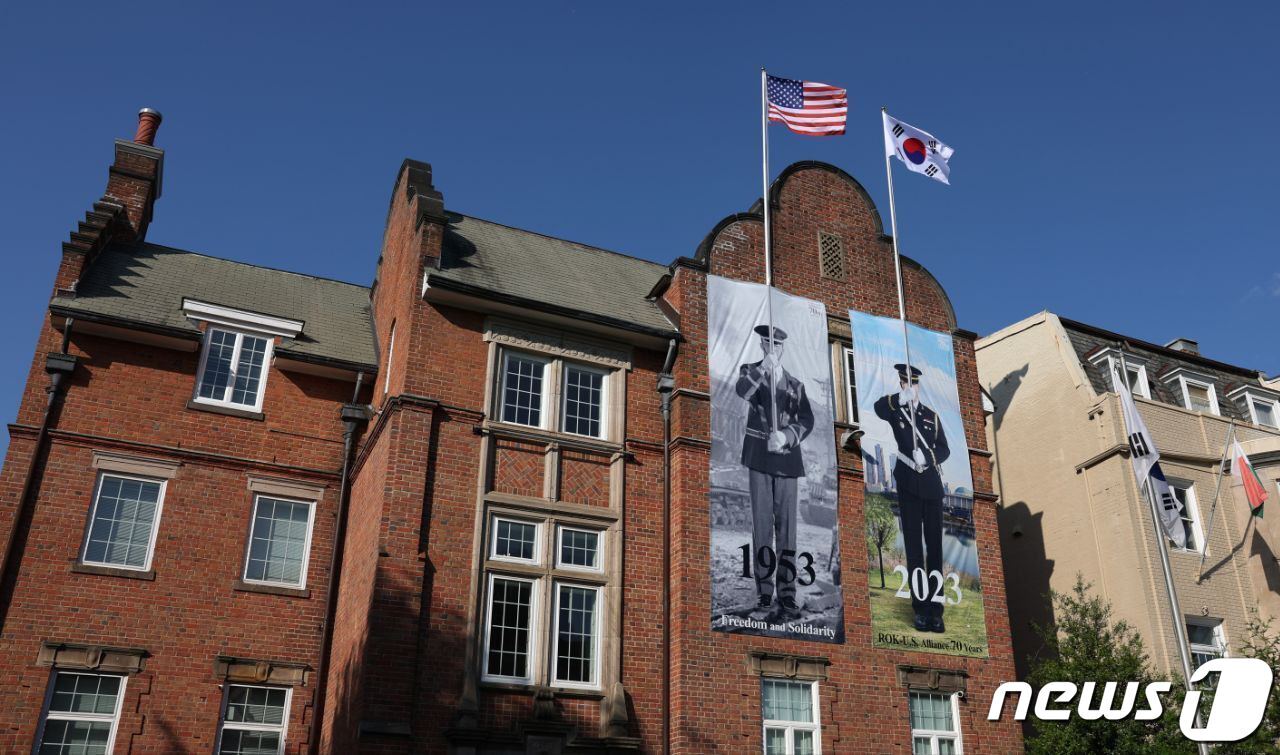 본문 이미지 - 윤석열 대통령의 국빈방문을 앞두고 미국 워싱턴 매사추세츠가에 위치한 주 워싱턴 한국문화원 외벽에 한미동맹 70년 기념 게시물이 설치되어 있다. 1953년 미국 의장대와 2023년 대한민국 의장대가 각각 성조기와 태극기를 들고 나란히 서 있는 모습을 통해 한미동맹의 역사와 소중함을 다시 생각할 수 있도록 했다. 장소적인 특징을 미디어로 활용해 실물과 이미지를 결합하는 방식의 앰비언트 광고를 활용했다. (대통령실 제공) 2023.4.22/뉴스1 ⓒ News1 오대일 기자