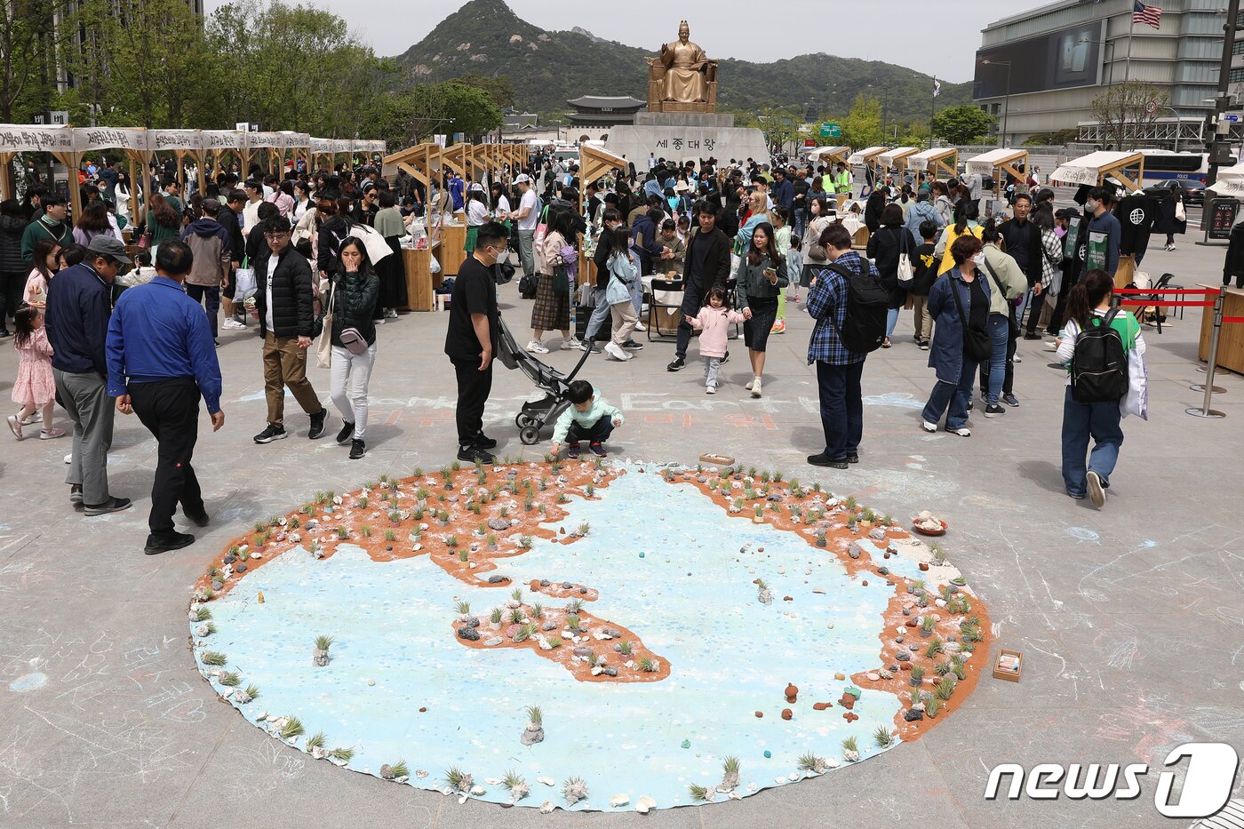 본문 이미지 - 22일 서울 종로구 광화문광장에서 지구의 날을 맞아 열린 '2023 지구의 날 행사'가 시민들로 북적이고 있다. 2023.4.22/뉴스1 ⓒ News1 민경석 기자