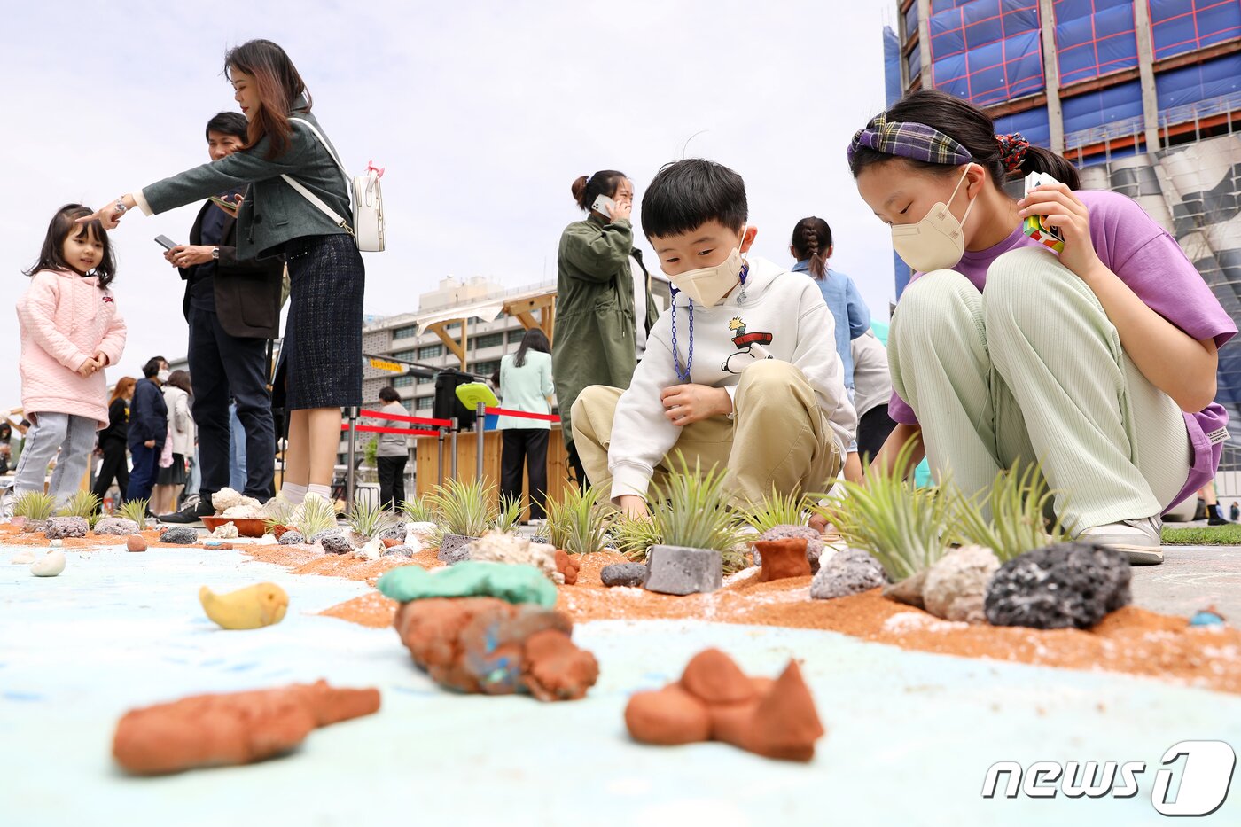 본문 이미지 - 22일 서울 종로구 광화문광장에서 지구의 날을 맞아 열린 '2023 지구의 날 행사'를 찾은 어린이들이 분필로 바닥에 환경보호 메시지를 적고 있다. 2023.4.22/뉴스1 ⓒ News1 민경석 기자