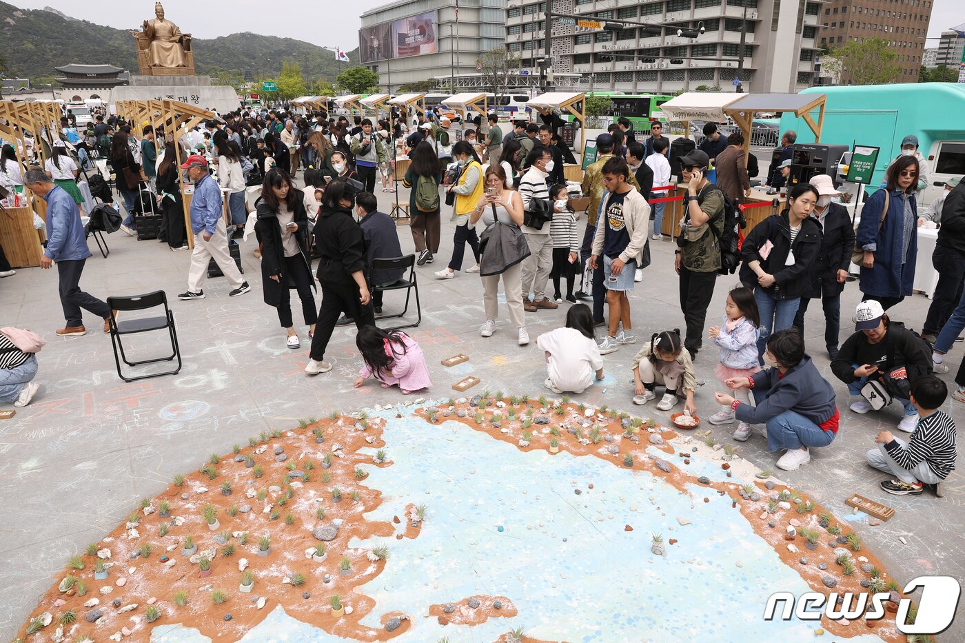 본문 이미지 - 22일 서울 종로구 광화문광장에서 지구의 날을 맞아 열린 '2023 지구의 날 행사'가 시민들로 북적이고 있다. 2023.4.22/뉴스1 ⓒ News1 민경석 기자