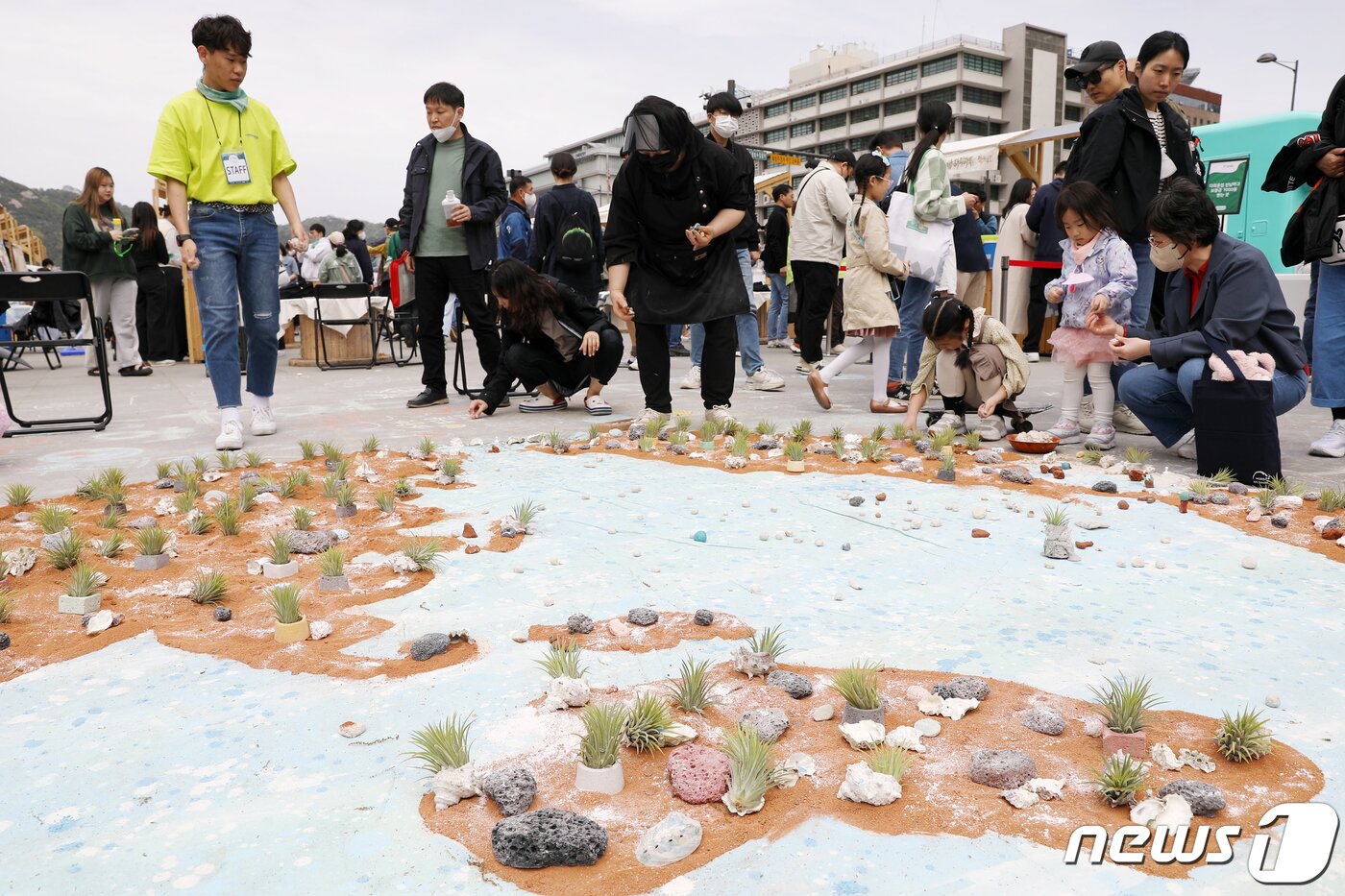본문 이미지 - 22일 서울 종로구 광화문광장에서 지구의 날을 맞아 열린 '2023 지구의 날 행사'가 시민들로 북적이고 있다. 2023.4.22/뉴스1 ⓒ News1 민경석 기자
