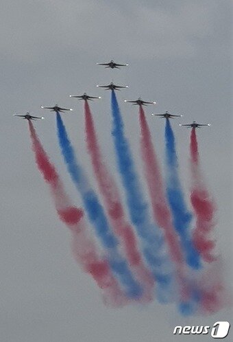 본문 이미지 -  공군 특수비행팀 블랙이글스가 22일 오전 수원 공군기지 상공에서 에어쇼를 펼치고 있다. 2023.4.22/뉴스1 ⓒ News1 박응진 기자