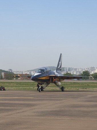 본문 이미지 -  공군 특수비행팀 블랙이글스의 T-50B가 22일 오전 수원 공군기지에서 에어쇼를 준비하고 있다. 2023.4.22/뉴스1 ⓒ News1 박응진 기자