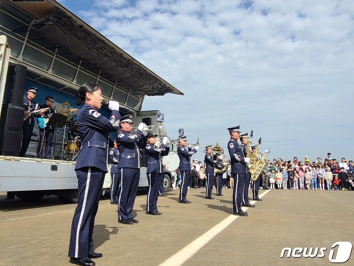 본문 이미지 -  22일 오전 수원 공군기지에서 진행된 제44회 '스페이스 챌린지'(Space Challenge) 인천·경기 지역 예선. 공군 군악대가 공연을 하고 있다. 2023.4.22/뉴스1 ⓒ News1 박응진 기자