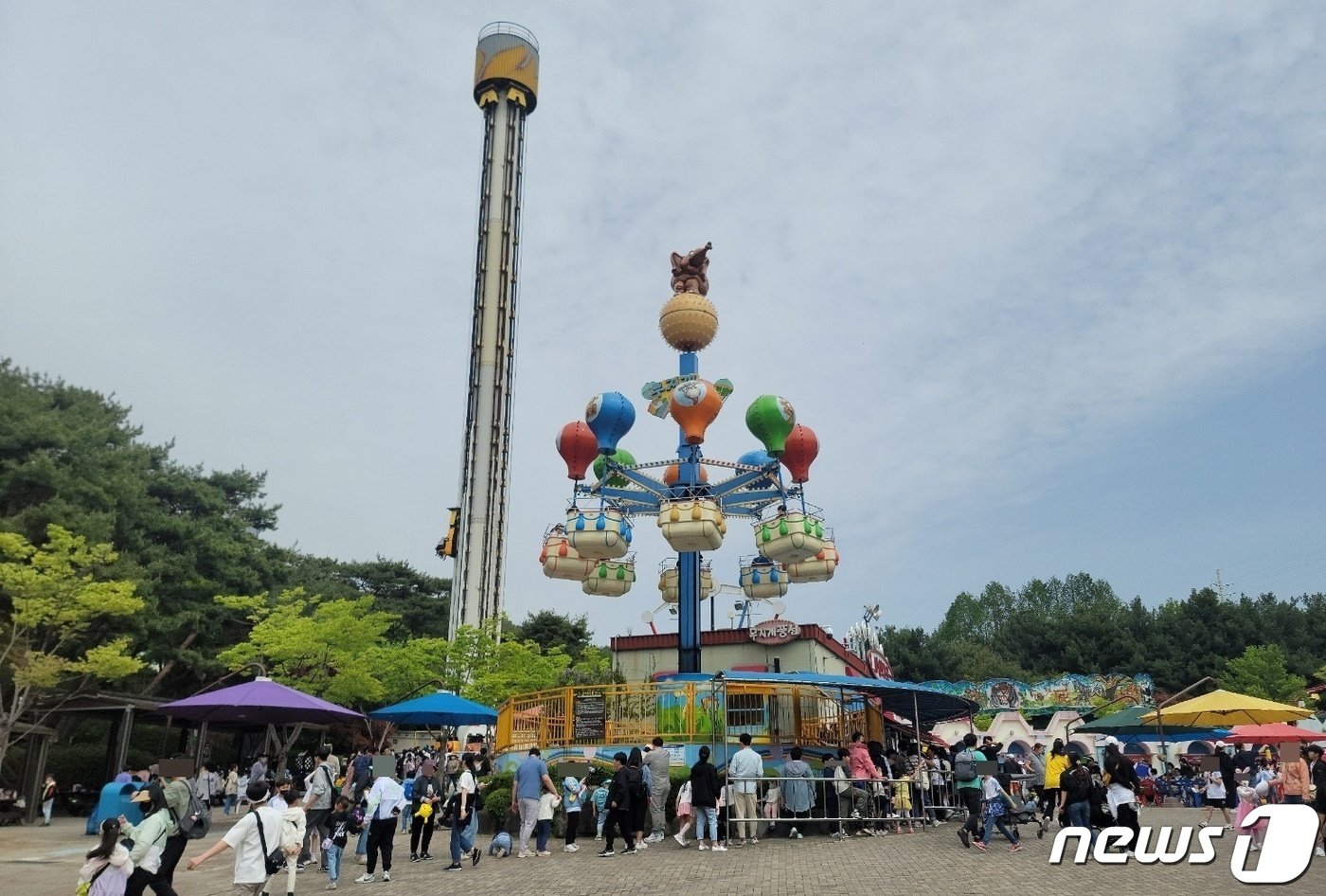 본문 이미지 - 22일 궂은 날씨에도 대전 오월드에 인파가 몰렸다.(오월드 제공)