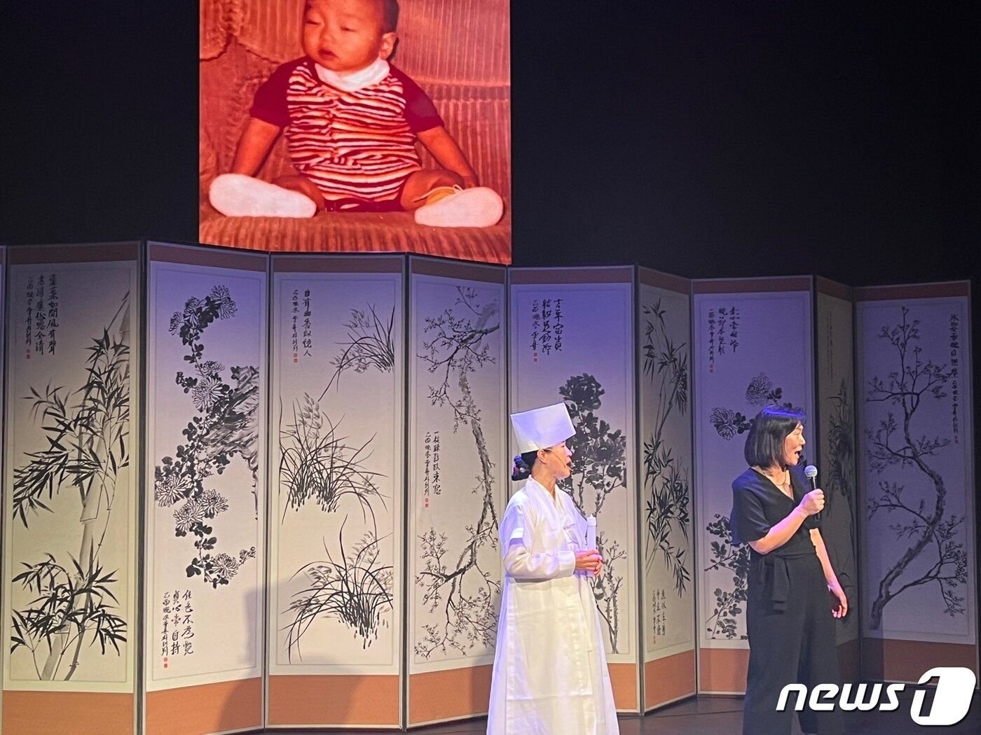 본문 이미지 - 스웨덴으로 입양된 루이스씨가 22일 오후 2시 서울 강남구 삼성동에서 열린 '민속극장 풍류'에서 열린 '서해안배연신굿 및 대동굿' 공연 무대에서 아리랑을 부르고 있다.ⓒ 뉴스1