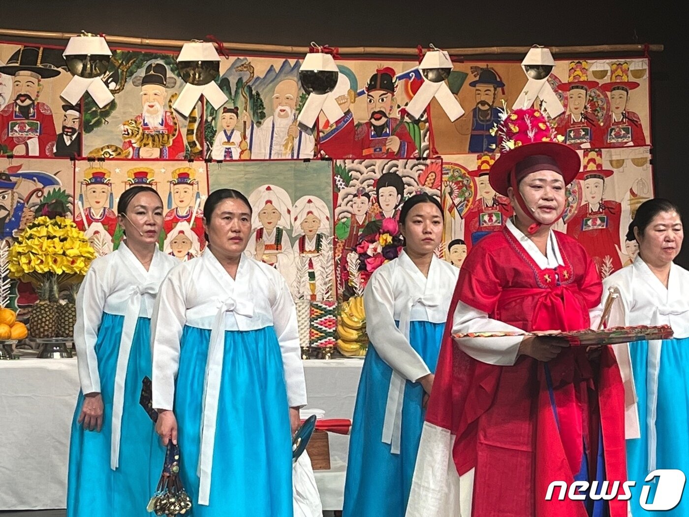 본문 이미지 - 22일 오후 2시 서울 강남구 삼성동에서 열린 '민속극장 풍류'에서 열린 '서해안배연신굿 및 대동굿' 공연.ⓒ 뉴스1