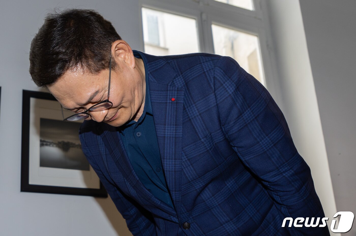 본문 이미지 - 송영길 전 더불어민주당 대표가 22일 오후(현지시간) 프랑스 파리의 한 교민 사무실에서 열린 특파원 간담회에서 ’2021년 전당대회 돈 봉투 의혹’과 관련해 고개숙여 사과하고 있다. ⓒ News1 이준성 기자