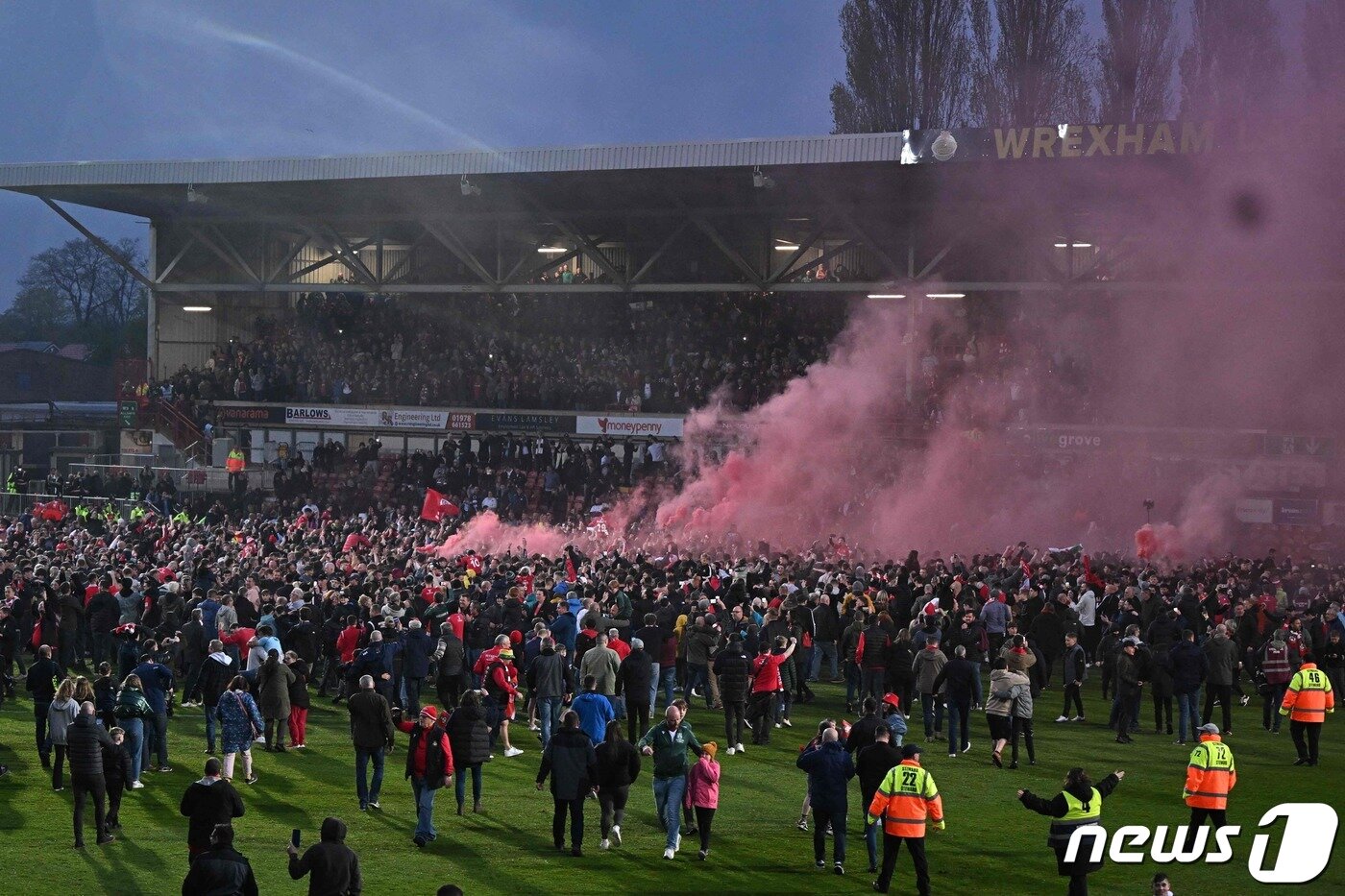 본문 이미지 - 잉글랜드 내셔널리그 우승을 축하하는 렉섬 팬들. ⓒ AFP=뉴스1