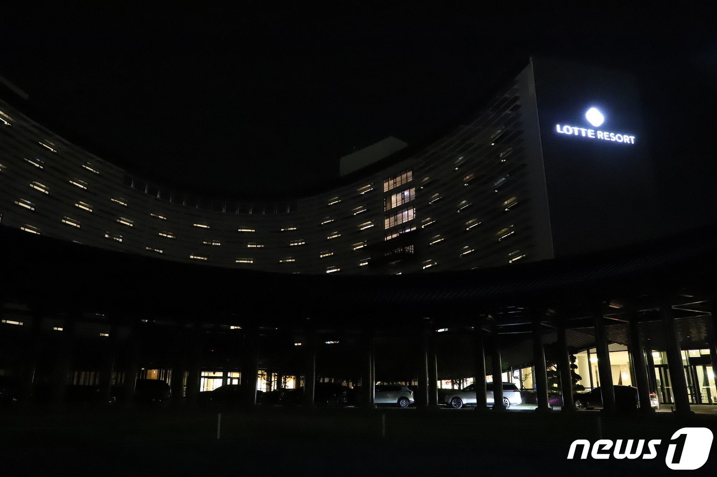 (서울=뉴스1) = 22일 환경부와 한국기후·환경네트워크는 지구의 날(4.22)을 맞아 전국 각지의 건물에서 조명을 끄는 소등행사를 진행했으며, 전국의 공공기관, 지역 상징물, 기 …