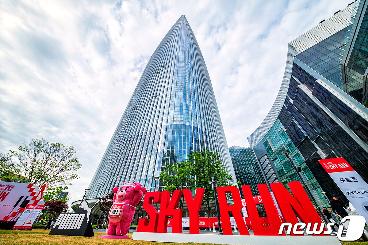 본문 이미지 - 롯데월드타워 2023 스카이런 전경(롯데물산 제공)