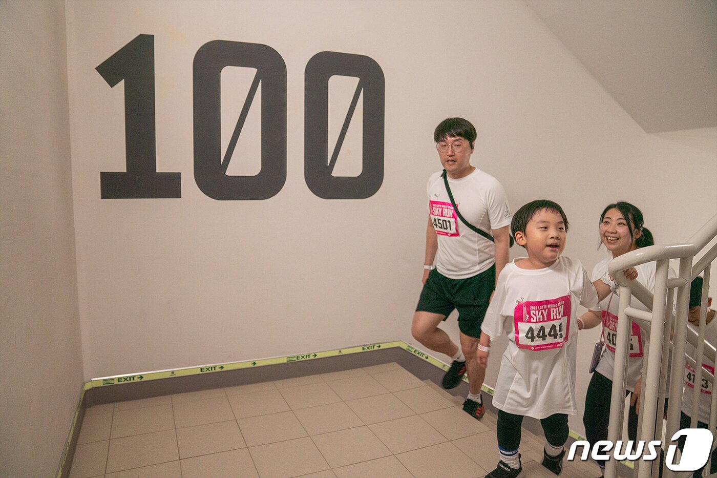 본문 이미지 - 2023 스카이런(SKY RUN) 최연소 참가자 가족이 100층을 돌파하고 있다.(롯데물산 제공)
