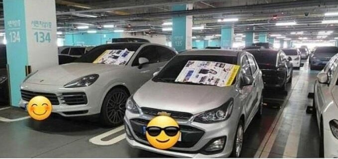 본문 이미지 - 지하 주차장에 뿌려진 아이유 관련 황당 유인물. (온라인 커뮤니티 갈무리)