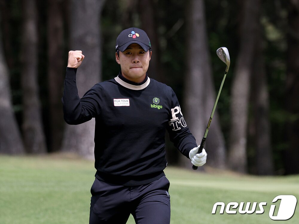 본문 이미지 - KPGA투어 데상트코리아 매치플레이에서 우승한 김민규. (KPGA 제공)