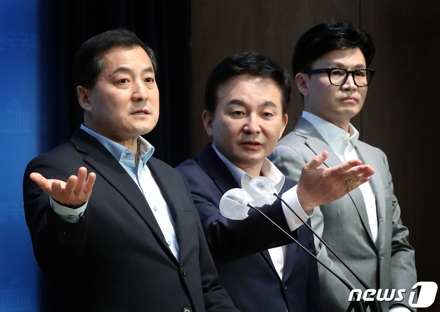 본문 이미지 - 김주현 금융위원장(왼쪽부터), 박대출 국민의힘 정책위의장, 원희룡 국토교통부 장관, 한동훈 법무부 장관이 23일 오후 서울 여의도 국회에서 당·정 전세사기대책 관련 브리핑을 마치고 발걸음을 옮기고 있다. 2023.4.23/뉴스1 ⓒ News1 황기선 기자
