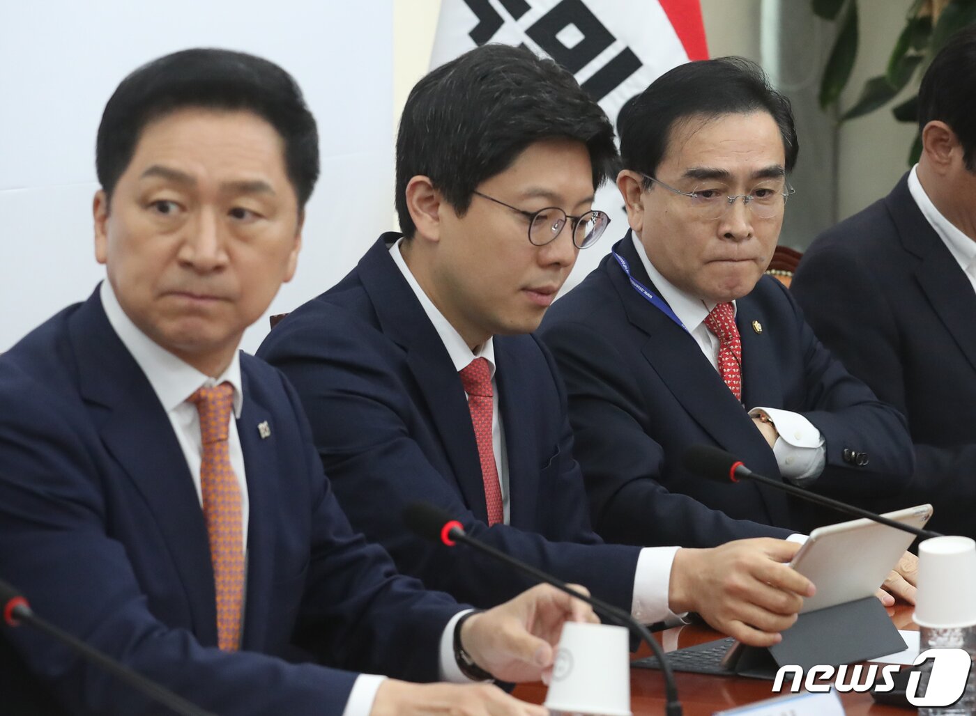 본문 이미지 - 태영호 국민의힘 최고위원이 24일 오전 서울 여의도 국회에서 열린 최고위원회의에 참석하고 있다. 2023.4.24/뉴스1 ⓒ News1 송원영 기자