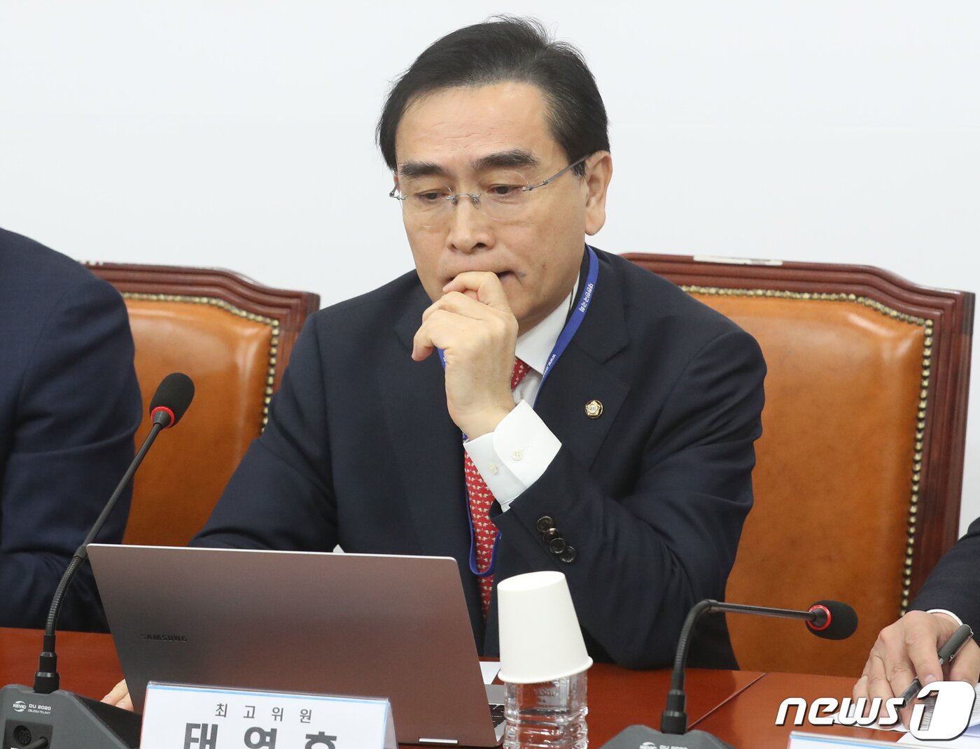 본문 이미지 - 태영호 국민의힘 최고위원이 24일 오전 서울 여의도 국회에서 열린 최고위원회의에 참석하고 있다. 2023.4.24/뉴스1 ⓒ News1 송원영 기자