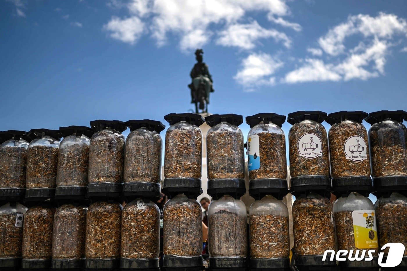 65만개의 담배꽁초를 통에 담은 모습. ⓒ AFP=뉴스1 ⓒ News1 박형기 기자