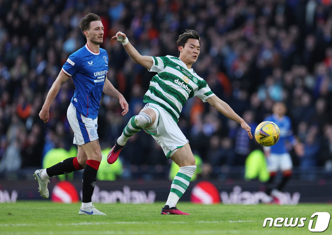 본문 이미지 - 셀틱의 오현규(오른쪽) ⓒ 로이터=뉴스1