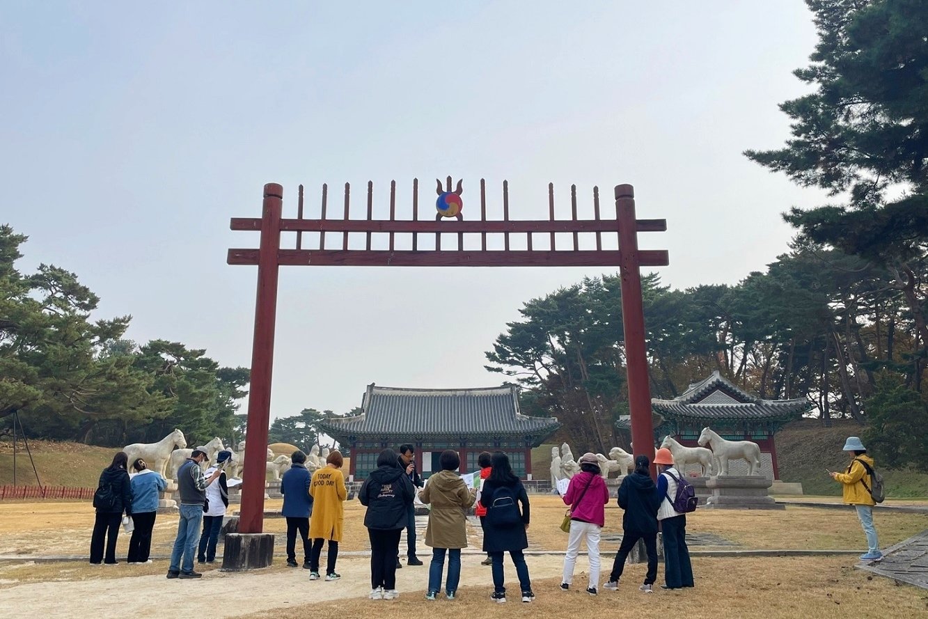 본문 이미지 - 2022년 '왕릉천행' 행사 모습. (문화재청 제공)  