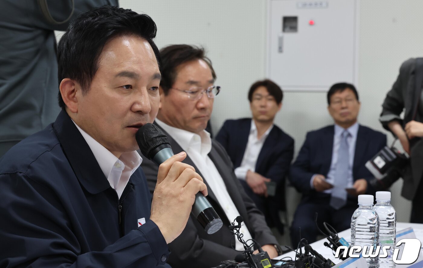 본문 이미지 - 원희룡 국토교통부 장관이 24일 인천 부평구 인천 전세피해지원센터에서 열린 전세사기 피해 대책회의에서 발언 하고 있다. (공동취재) 2023.4.24/뉴스1 ⓒ News1 박정호 기자