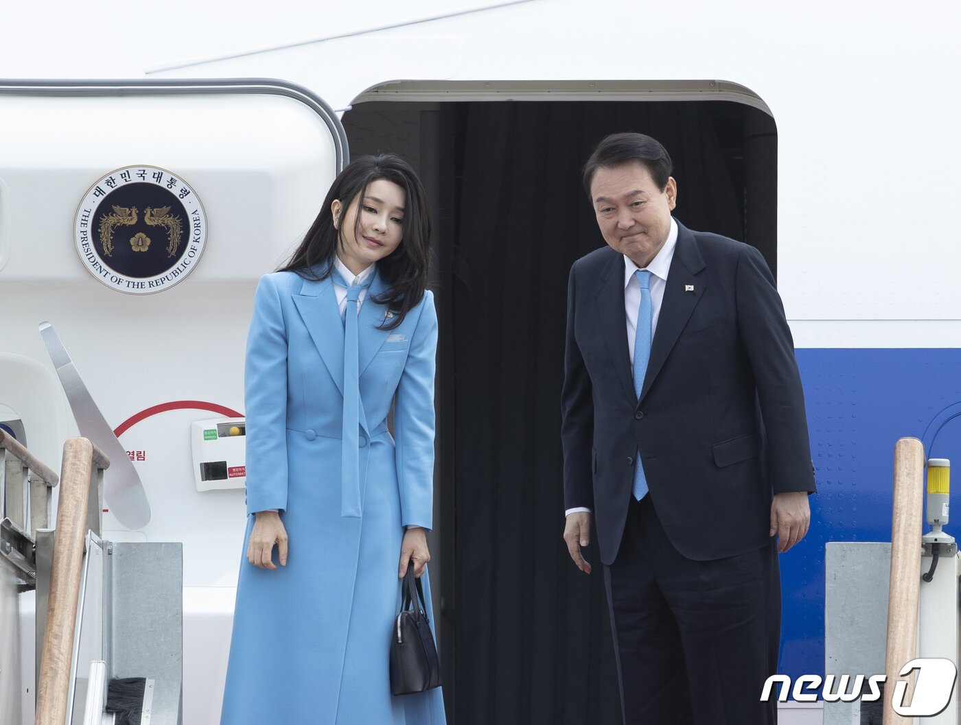 본문 이미지 - 5박7일 일정으로 미국을 국빈 방문하는 윤석열 대통령과 김건희 여사가 24일 오후 경기 성남시 서울공항을 통해 출국하고 있다. 윤 대통령은 오는 26일 백악관에서 정상회담을 갖고 한미동맹의 경제·안보 발전 방향을 논의할 예정이다. 2023.4.24/뉴스1 ⓒ News1 신웅수 기자