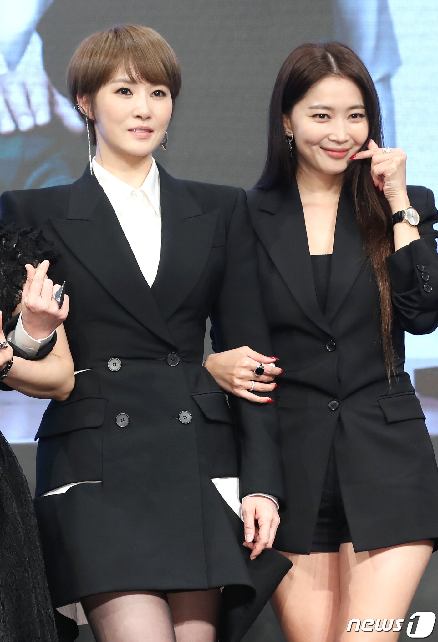 본문 이미지 - 배우 김선아와 오윤아(오른쪽)가 24일 서울 구로구 더세인트에서 열린 채널A 새 월화드라마 '가면의 여왕' 제작발표회에서 포즈를 취하고 있다. '가면의 여왕'(연출 강호중/극본 임도완)은 화려하게 성공한 세 여자 앞에 10년 전 그녀들의 거짓말로 살인자가 된 절친이 나타나면서 가면에 감춰져 있던 진실이 드러나고, 한 남자로 인해 인생의 소용돌이를 맞게 된 친구들의 욕망이 충돌하는 미스터리 멜로 복수극이다. 2023.4.24/뉴스1 ⓒ News1 권현진 기자