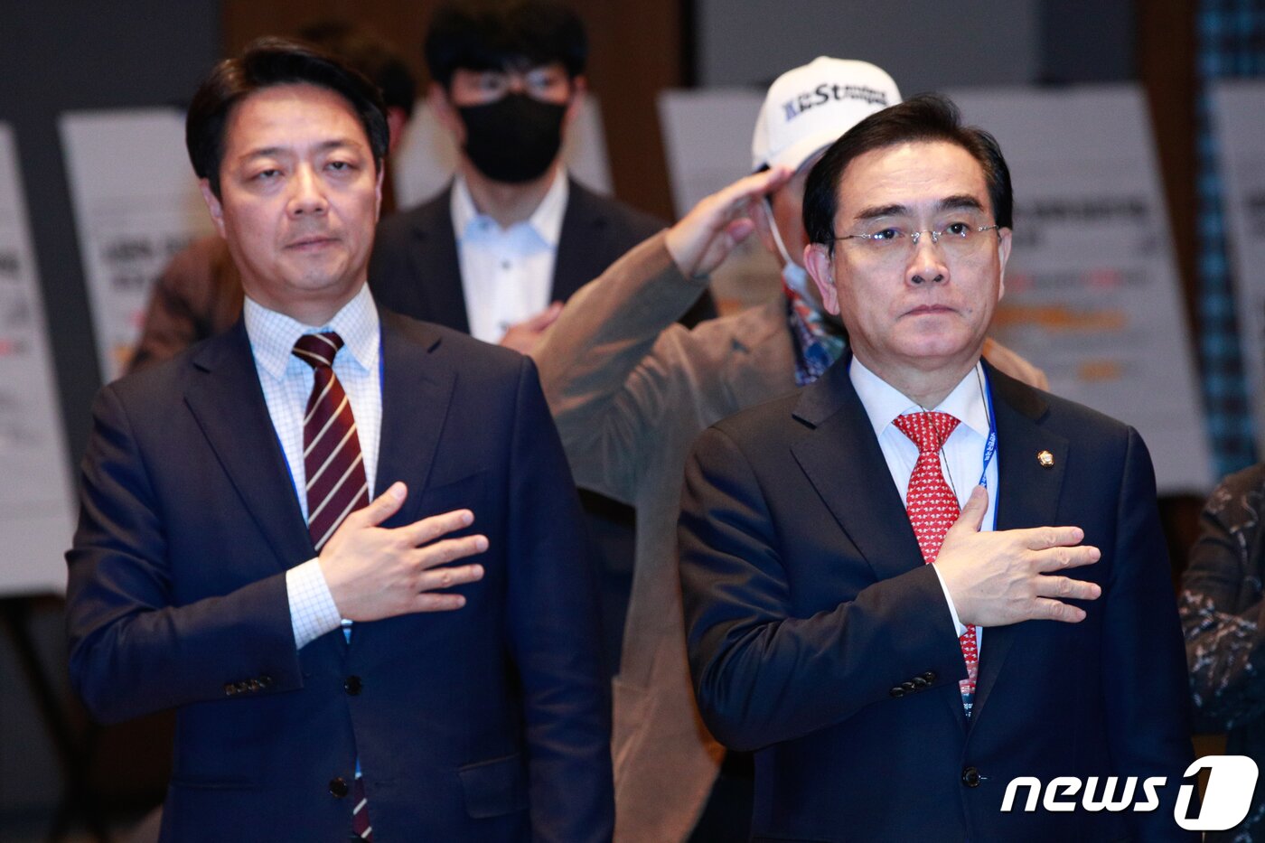 본문 이미지 - 태영호 국민의힘 의원(앞줄 오른쪽), 김범수 세이브NK 대표가 24일 오후 서울 중구 프레스센터에서 열린 '북한인권 조사기록의 의미 및 북한인권 인식 제고를 위한 민·관·국제사회의 역할' 토론회에서 국민의례를 하고 있다. 2023.4.24/뉴스1 ⓒ News1 안은나 기자