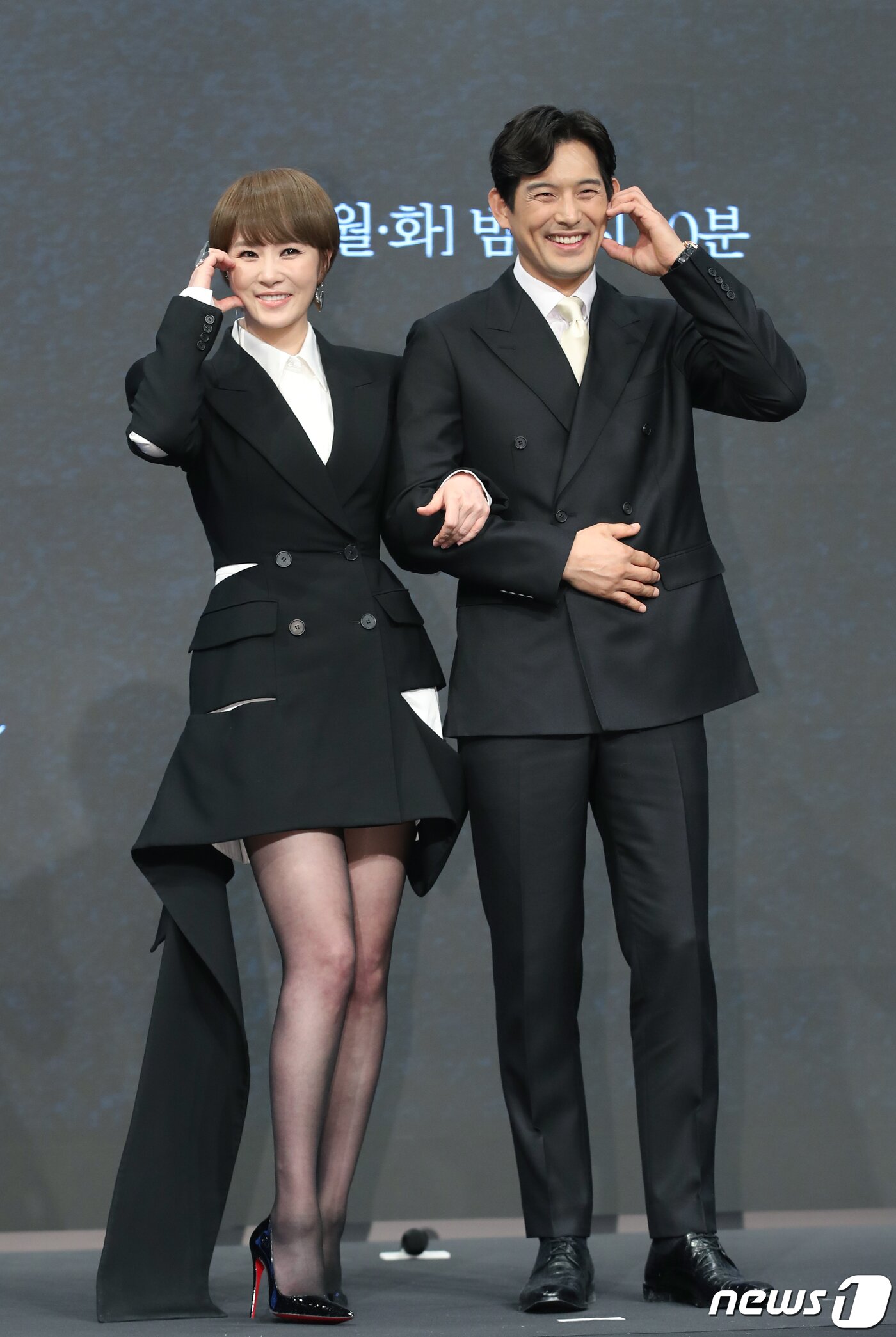 본문 이미지 - 배우 김선아와 오지호(오른쪽)가 24일 서울 구로구 더세인트에서 열린 채널A 새 월화드라마 '가면의 여왕' 제작발표회에서 포즈를 취하고 있다. '가면의 여왕'(연출 강호중/극본 임도완)은 화려하게 성공한 세 여자 앞에 10년 전 그녀들의 거짓말로 살인자가 된 절친이 나타나면서 가면에 감춰져 있던 진실이 드러나고, 한 남자로 인해 인생의 소용돌이를 맞게 된 친구들의 욕망이 충돌하는 미스터리 멜로 복수극이다. 2023.4.24/뉴스1 ⓒ News1 권현진 기자