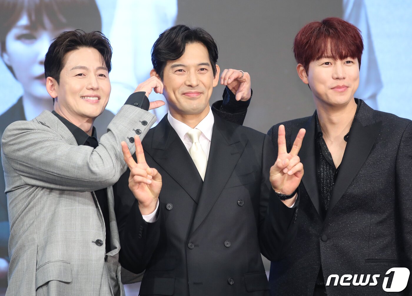 본문 이미지 - 배우 이정진(왼쪽부터)과 오지호, 신지훈이 24일 서울 구로구 더세인트에서 열린 채널A 새 월화드라마 '가면의 여왕' 제작발표회에서 포즈를 취하고 있다. '가면의 여왕'(연출 강호중/극본 임도완)은 화려하게 성공한 세 여자 앞에 10년 전 그녀들의 거짓말로 살인자가 된 절친이 나타나면서 가면에 감춰져 있던 진실이 드러나고, 한 남자로 인해 인생의 소용돌이를 맞게 된 친구들의 욕망이 충돌하는 미스터리 멜로 복수극이다. 2023.4.24/뉴스1 ⓒ News1 권현진 기자