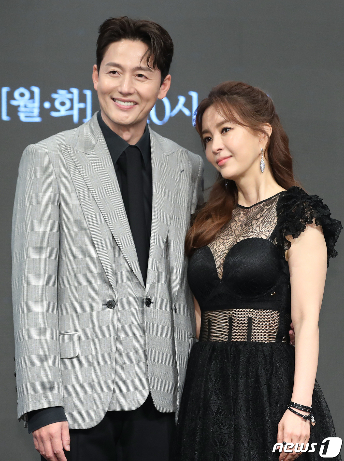 (서울=뉴스1) 권현진 기자 = 배우 이정진과 신은정(오른쪽)이 24일 서울 구로구 더세인트에서 열린 채널A 새 월화드라마 '가면의 여왕' 제작발표회에서 포즈를 취하고 있다.'가면 …