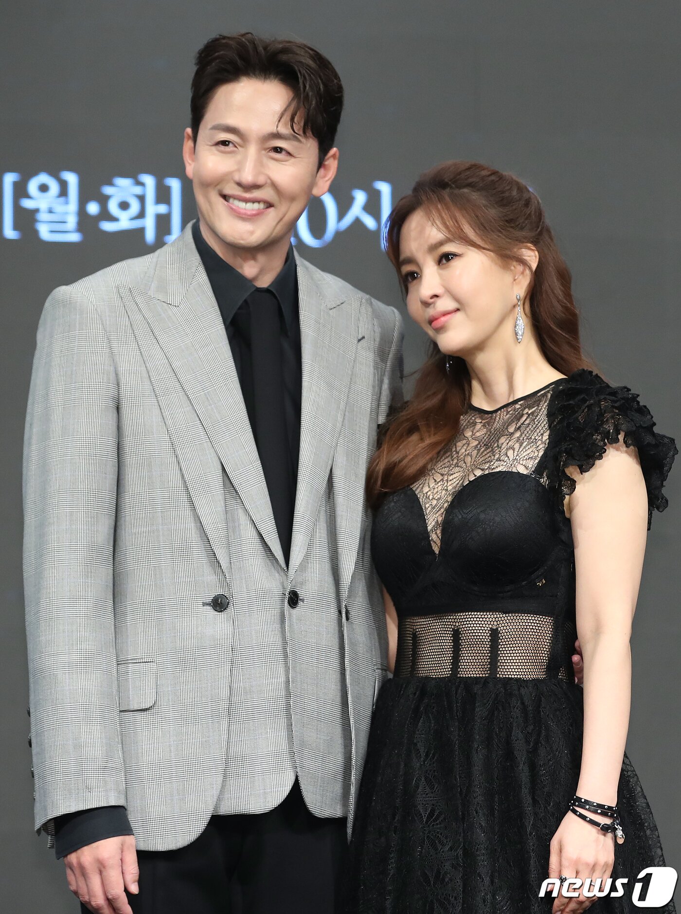 본문 이미지 - 배우 이정진과 신은정(오른쪽)이 24일 서울 구로구 더세인트에서 열린 채널A 새 월화드라마 '가면의 여왕' 제작발표회에서 포즈를 취하고 있다. '가면의 여왕'(연출 강호중/극본 임도완)은 화려하게 성공한 세 여자 앞에 10년 전 그녀들의 거짓말로 살인자가 된 절친이 나타나면서 가면에 감춰져 있던 진실이 드러나고, 한 남자로 인해 인생의 소용돌이를 맞게 된 친구들의 욕망이 충돌하는 미스터리 멜로 복수극이다. 2023.4.24/뉴스1 ⓒ News1 권현진 기자