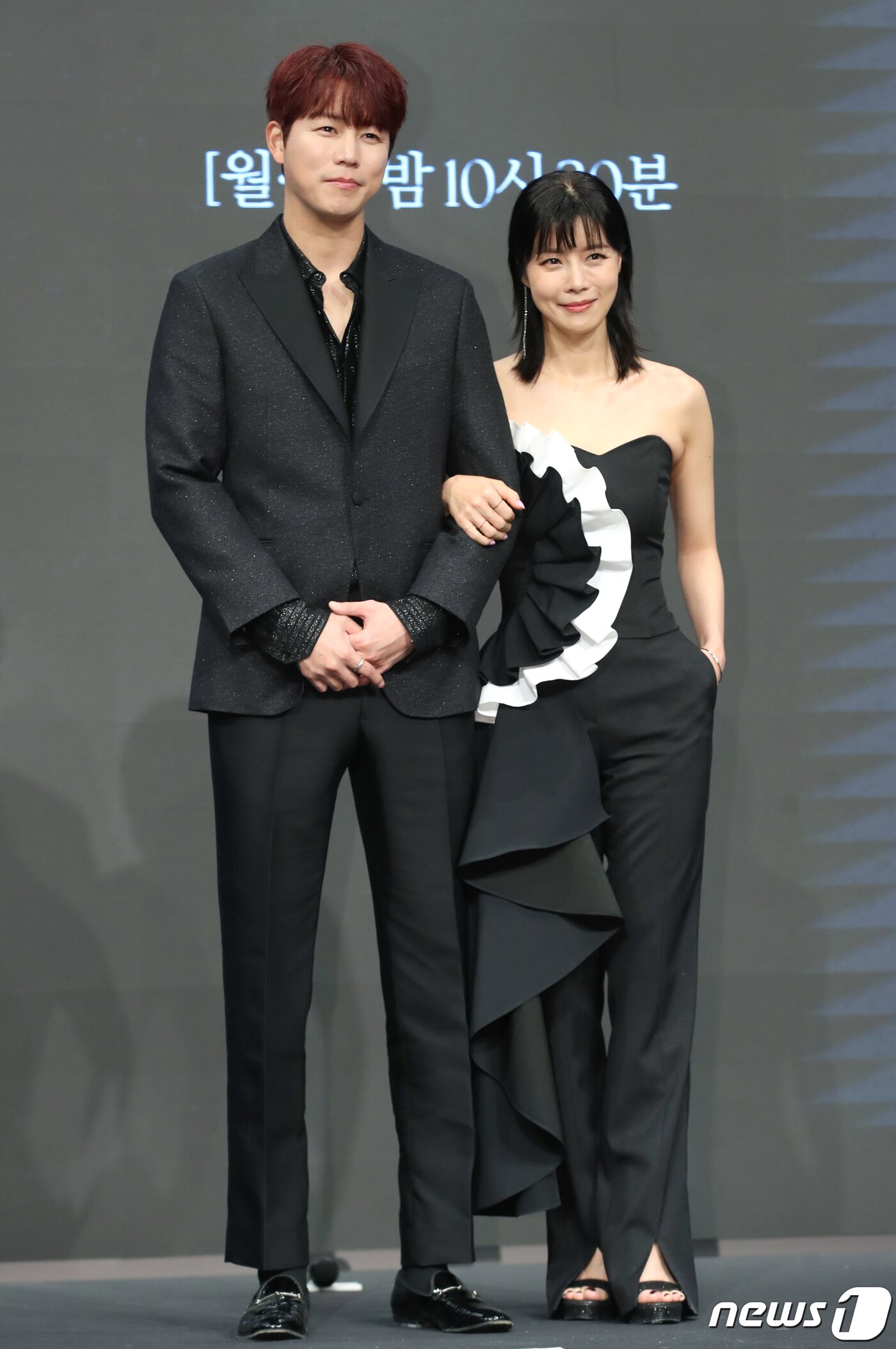 본문 이미지 - 배우 신지훈과 유선(오른쪽)이 24일 서울 구로구 더세인트에서 열린 채널A 새 월화드라마 '가면의 여왕' 제작발표회에서 포즈를 취하고 있다. '가면의 여왕'(연출 강호중/극본 임도완)은 화려하게 성공한 세 여자 앞에 10년 전 그녀들의 거짓말로 살인자가 된 절친이 나타나면서 가면에 감춰져 있던 진실이 드러나고, 한 남자로 인해 인생의 소용돌이를 맞게 된 친구들의 욕망이 충돌하는 미스터리 멜로 복수극이다. 2023.4.24/뉴스1 ⓒ News1 권현진 기자