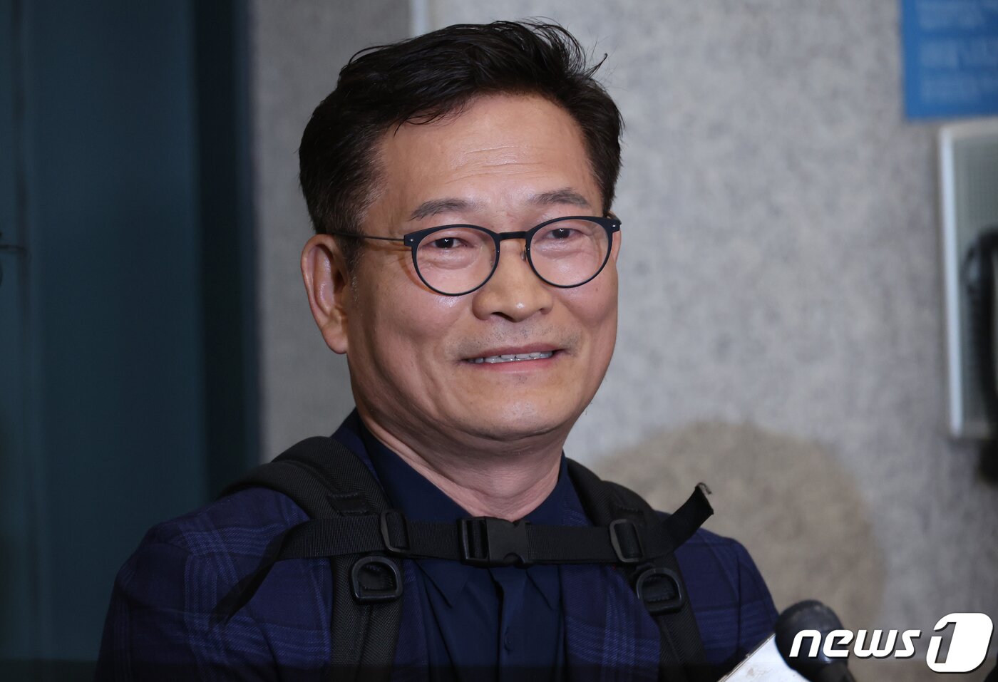 본문 이미지 - 전당대회 '돈 봉투' 의혹에 대한 책임을 지고 탈당 의사를 밝힌 송영길 전 더불어민주당 대표가 24일 오후 인천국제공항을 통해 귀국해 취재진의 질문에 답하고 있다. (공동취재) 2023.4.24/뉴스1 ⓒ News1 박정호 기자