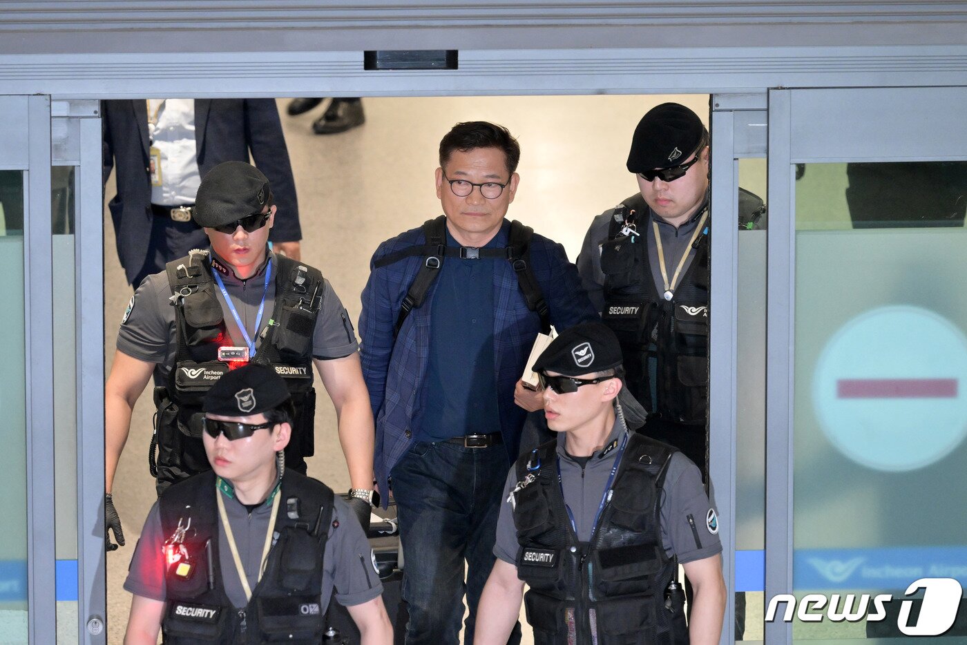 본문 이미지 - '전당대회 '돈 봉투' 의혹에 대한 책임을 지고 탈당 의사를 밝힌 송영길 전 더불어민주당 대표가 24일 오후 인천국제공항을 통해 귀국하고 있다. (공동취재) 2023.4.24/뉴스1 ⓒ News1 박정호 기자