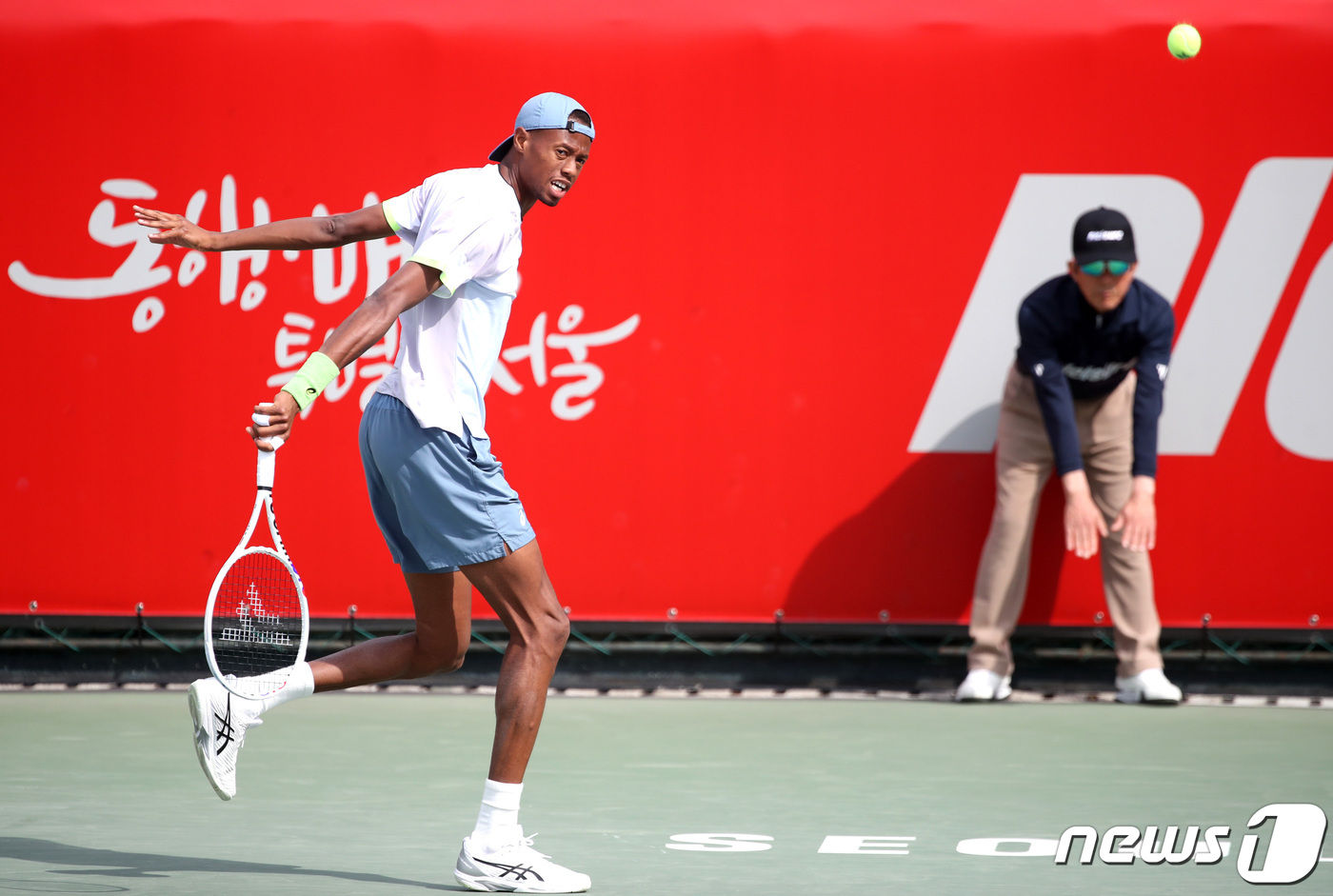 (서울=뉴스1) 구윤성 기자 = 24일 오후 서울 송파구 올림픽공원 테니스경기장에서 열린 '남자프로테니스(ATP) 서울오픈챌린저' 경기에서 미국 크리스토퍼 유뱅크스가 일본 유타 시 …