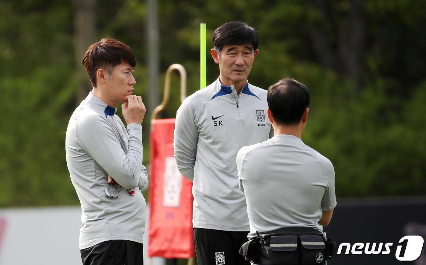 본문 이미지 - 김은중 U-20 축구 국가대표팀 감독이 24일 오후 경기도 파주 축구국가대표트레이닝센터(NFC)에서 코치진과 대화하다 선수들의 훈련을 지켜보고 있다. 김은중 감독이 이끄는 한국 U20(20세 이하) 대표팀은 오는 5월22일 아르헨티나에서 열리는 2023 FIFA U-20 월드컵에서 조별리그 프랑스와의 경기로 여정을 시작한다. 2023.4.24/뉴스1 ⓒ News1 이승배 기자